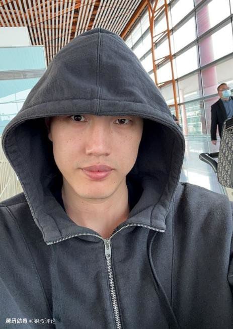 这他妈也太离奇了吧？叶辰指尖一指那个青年，淡淡的问：这小子你认识？洪五也不是傻子，知道刘铭肯定得罪了叶大师，这时候哪还顾得上他是朋友的儿子，立刻走到刘铭面前，一个凶狠的耳光把刘铭抽倒在地，紧接着就抓住他的头发，将他的头狠狠撞向水泥地。